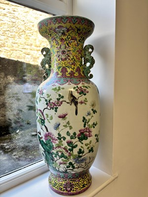 Lot 485 - A LARGE CHINESE FAMILLE ROSE PORCELAIN HALL VASE