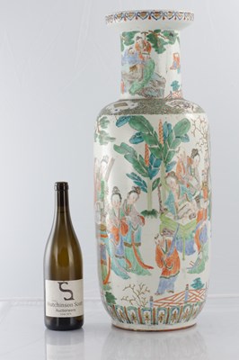 Lot 372 - A LARGE 19TH CENTURY FAMILLE VERTE CHINESE PORCELAIN HALL VASE