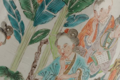 Lot 372 - A LARGE 19TH CENTURY FAMILLE VERTE CHINESE PORCELAIN HALL VASE