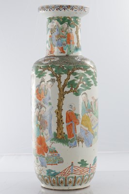 Lot 372 - A LARGE 19TH CENTURY FAMILLE VERTE CHINESE PORCELAIN HALL VASE