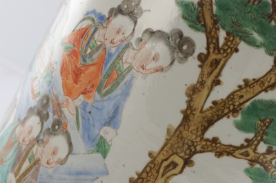 Lot 372 - A LARGE 19TH CENTURY FAMILLE VERTE CHINESE PORCELAIN HALL VASE