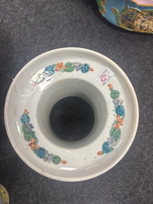Lot 372 - A LARGE 19TH CENTURY FAMILLE VERTE CHINESE PORCELAIN HALL VASE