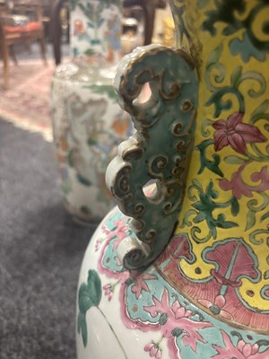 Lot 372 - A LARGE 19TH CENTURY FAMILLE VERTE CHINESE PORCELAIN HALL VASE