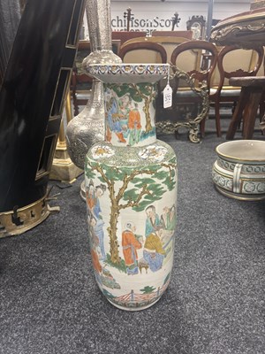 Lot 372 - A LARGE 19TH CENTURY FAMILLE VERTE CHINESE PORCELAIN HALL VASE