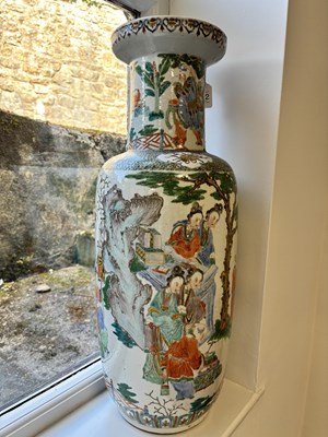 Lot 372 - A LARGE 19TH CENTURY FAMILLE VERTE CHINESE PORCELAIN HALL VASE
