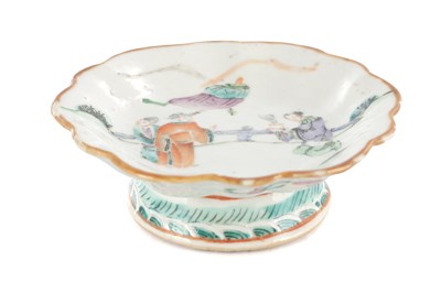 Lot 347 - AN 18TH CENTURY CHINESE PORCELAIN FOOTED BOWL