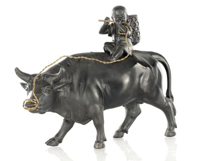 Lot 676 - A JAPANESE MEIJI PERIOD BRONZED METAL SCULPTURE OF AN OX