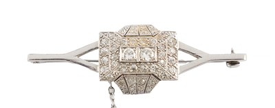 Lot 134 - AN ART DECO PLATINUM AND DIAMOND BROOCH