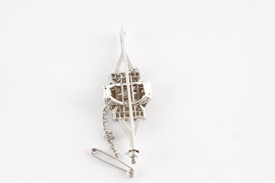 Lot 134 - AN ART DECO PLATINUM AND DIAMOND BROOCH