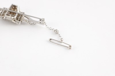 Lot 134 - AN ART DECO PLATINUM AND DIAMOND BROOCH