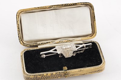 Lot 134 - AN ART DECO PLATINUM AND DIAMOND BROOCH