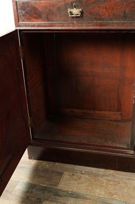 Lot 1623 - A LARGE EARLY 19TH CENTURY FLAMED MAHOGANY BREAKFRONT BOOKCASE IN THE MANNER OF GILLOWS