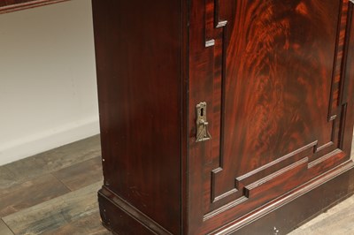 Lot 1623 - A LARGE EARLY 19TH CENTURY FLAMED MAHOGANY BREAKFRONT BOOKCASE IN THE MANNER OF GILLOWS