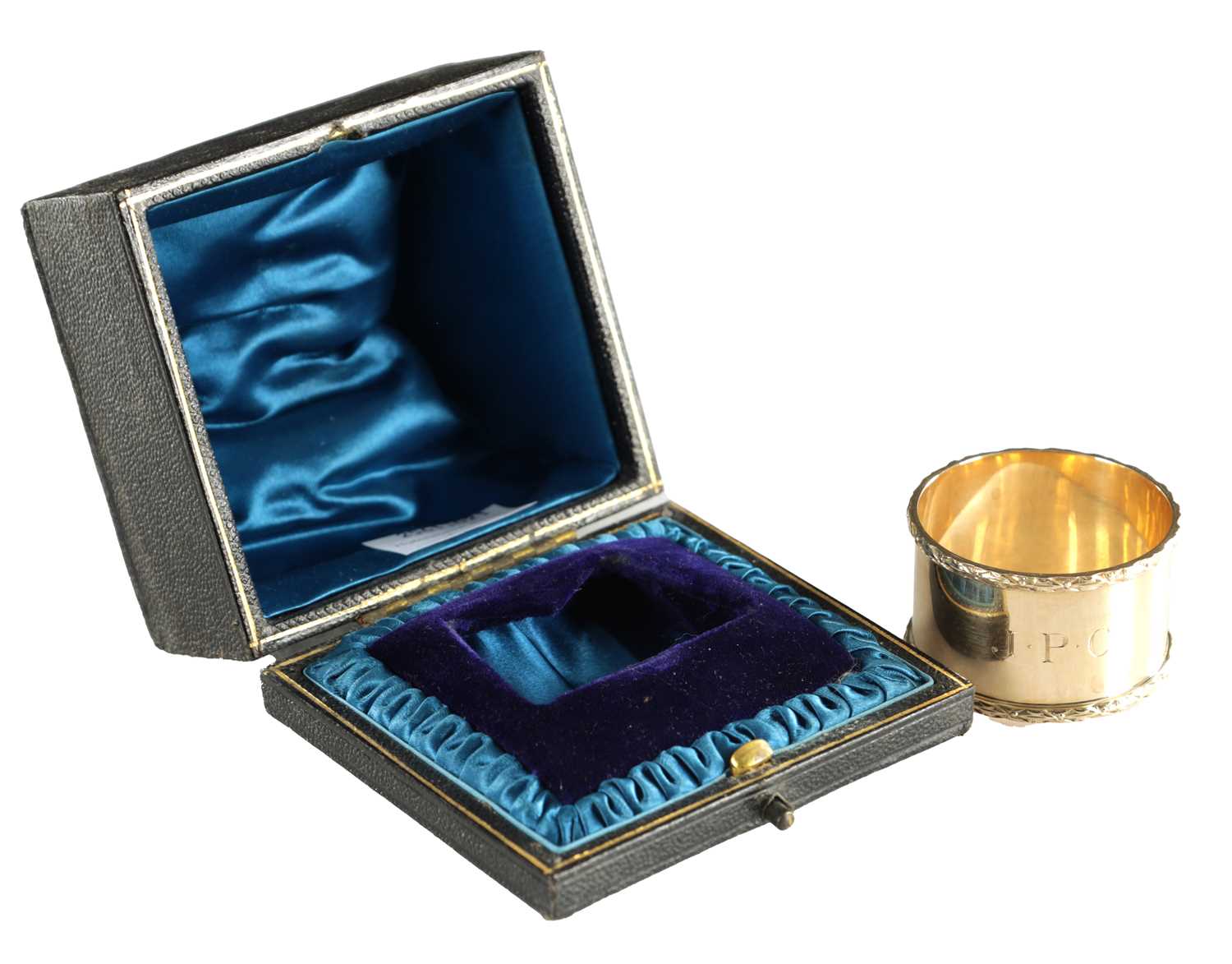 Lot 168 - A CASED GEORGE V 9CT GOLD SERVIETTE RING