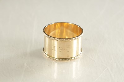 Lot 168 - A CASED GEORGE V 9CT GOLD SERVIETTE RING