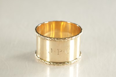 Lot 168 - A CASED GEORGE V 9CT GOLD SERVIETTE RING