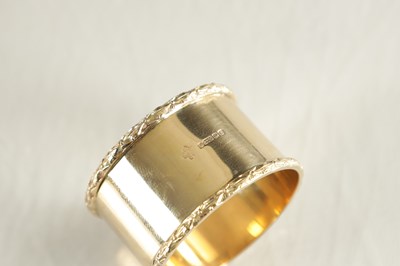 Lot 168 - A CASED GEORGE V 9CT GOLD SERVIETTE RING