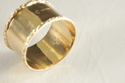 Lot 168 - A CASED GEORGE V 9CT GOLD SERVIETTE RING