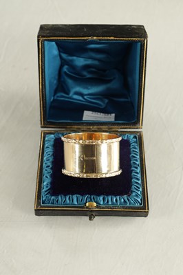 Lot 168 - A CASED GEORGE V 9CT GOLD SERVIETTE RING