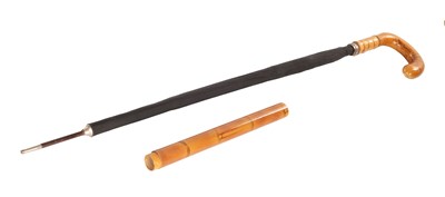Lot 1053 - AN EARLY 20TH CENTURY SIMULATED BAMBOO TELESCOPIC UMBRELLA WALKING STICK