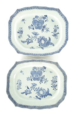 Lot 521 - A PAIR OF 18TH CENTURY CHINESE BLUE AND WHITE MEAT PLATES