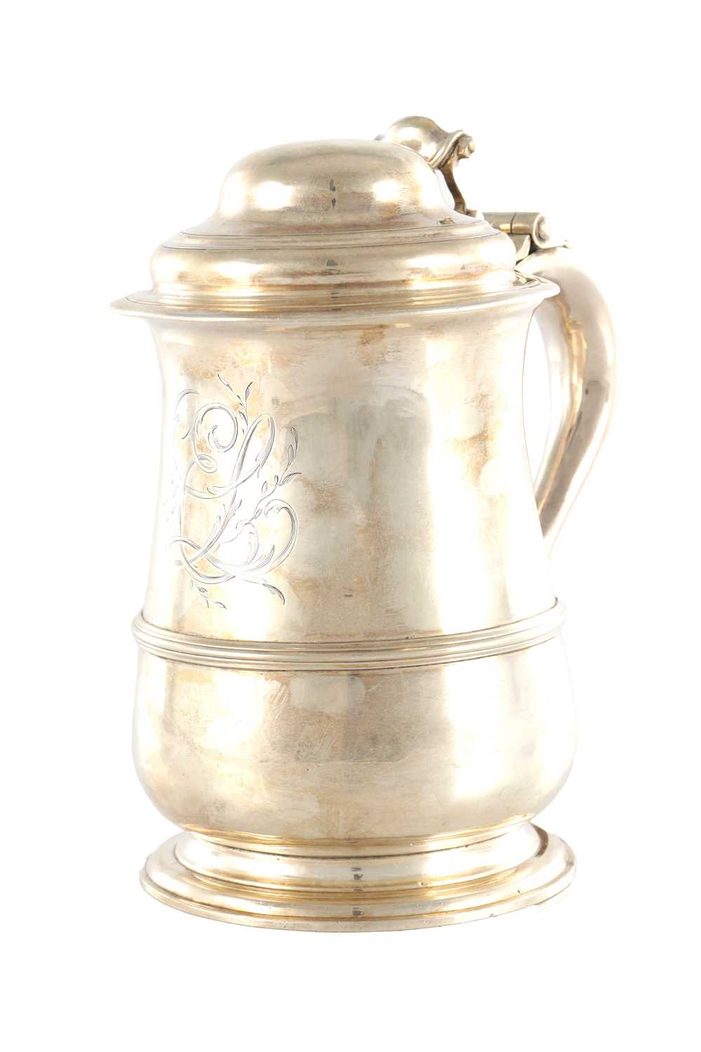 Lot 204 - A GOOD QUALITY GEORGE II SILVER LIDDED TANKARD