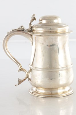 Lot 204 - A GOOD QUALITY GEORGE II SILVER LIDDED TANKARD