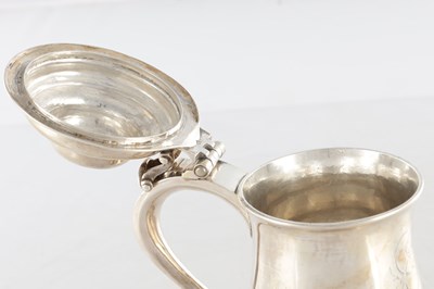 Lot 204 - A GOOD QUALITY GEORGE II SILVER LIDDED TANKARD