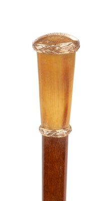 Lot 1074 - A 20TH CENTURY ENGLISH HORN AND GILT SILVER HANDLED WALKING STICK