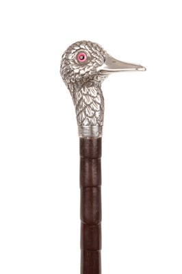 Lot 1069 - AN EARLY 20TH CENTURY SILVER DUCK'S HEAD MOUNTED WALKING STICK BY BRIGG