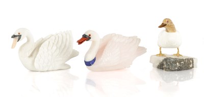 Lot 924 - A SET OF 20TH CENTURY THREE CARVED HARDSTONE SCULPTURES OF BIRDS
