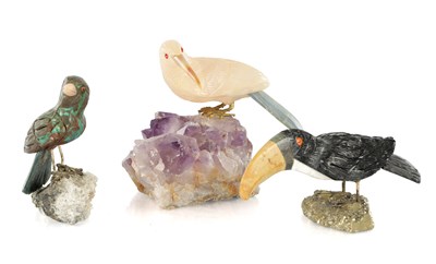 Lot 767 - A SET OF THREE CARVED HARDSTONE AND AGATE SCULPTURES OF EXOTIC BIRDS