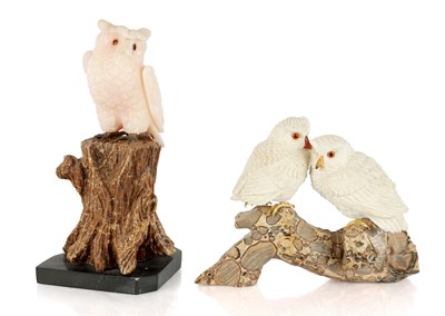 Lot 906 - A SET OF TWO 20TH CENTURY CARVED HARDSTONE AND AGATE SCULPTURES OF OWLS