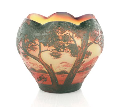 Lot 17 - AN EARLY 20TH CENTURY DEVEZ CAMEO GLASS VASE