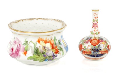 Lot 48 - A 19TH CENTURY MEISSEN PORCELAIN POUNCE POT AND A MINIATURE MEISSEN VASE