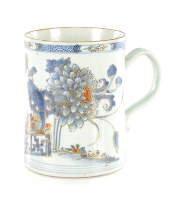 Lot 326 - A LARGE 18TH CENTURY CHINESE BLUE AND WHITE PORCELAIN TANKARD