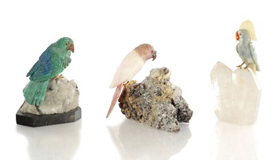 Lot 859 - A SET OF THREE 20TH CENTURY CARVED HARDSTONE AND AGATE EXOTIC BIRDS