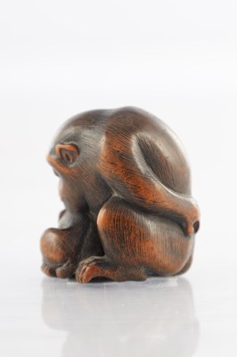 Lot 384 - A FINELY CARVED JAPANESE MEIJI PERIOD NETSUKE