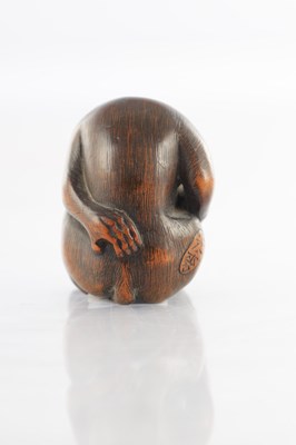 Lot 384 - A FINELY CARVED JAPANESE MEIJI PERIOD NETSUKE