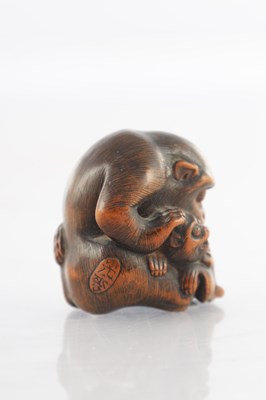 Lot 384 - A FINELY CARVED JAPANESE MEIJI PERIOD NETSUKE