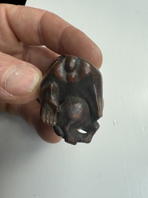 Lot 384 - A FINELY CARVED JAPANESE MEIJI PERIOD NETSUKE