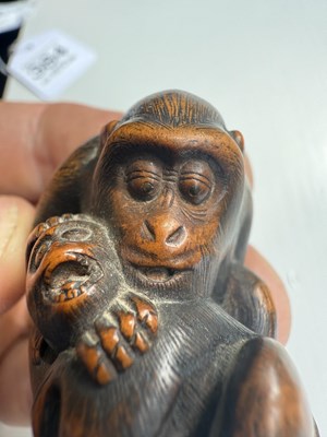 Lot 384 - A FINELY CARVED JAPANESE MEIJI PERIOD NETSUKE