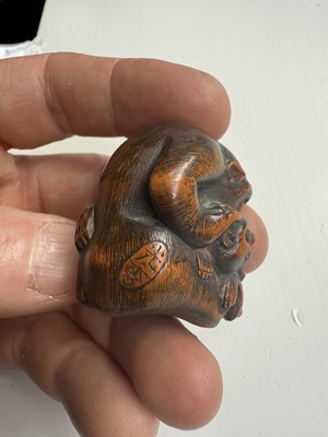 Lot 384 - A FINELY CARVED JAPANESE MEIJI PERIOD NETSUKE