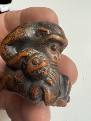 Lot 384 - A FINELY CARVED JAPANESE MEIJI PERIOD NETSUKE
