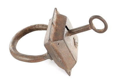 Lot 898 - AN 18TH CENTURY IRONWORK ANKLE PADLOCK