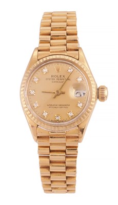 Lot 1301 - A LADIES 18CT GOLD AND STEEL DIAMOND SET ROLEX OYSTER PERPETUAL DATEJUST WRIST WATCH