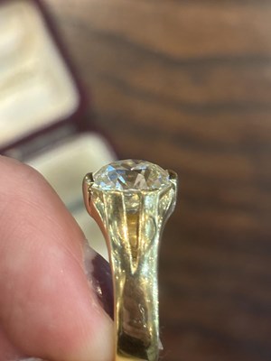 Lot 180 - A VICTORIAN 18CT GOLD 4.38CT SINGLE STONE DIAMOND RING