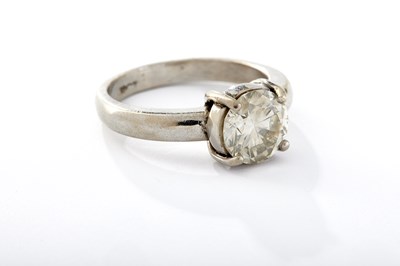 Lot 236 - A LADIES 18CT WHITE GOLD DIAMOND SOLITAIRE RING
