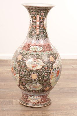 Lot 340 - AN IMPRESSIVE LARGE CHINESE FAMILLE ROSE HALL VASE