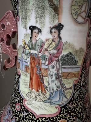 Lot 340 - AN IMPRESSIVE LARGE CHINESE FAMILLE ROSE HALL VASE